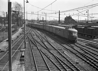 800325 Afbeelding van een trein bestaande uit electrische treinstellen mat. 1946 van de N.S. bij vertrek uit het ...